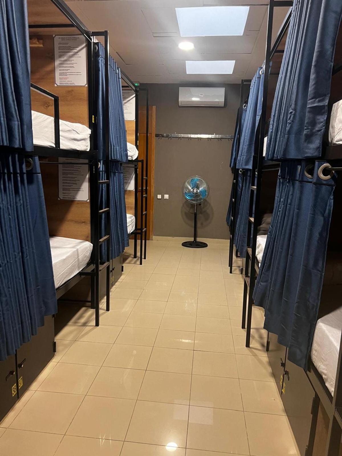 Hostel Estrella 20 Madrid Eksteriør billede