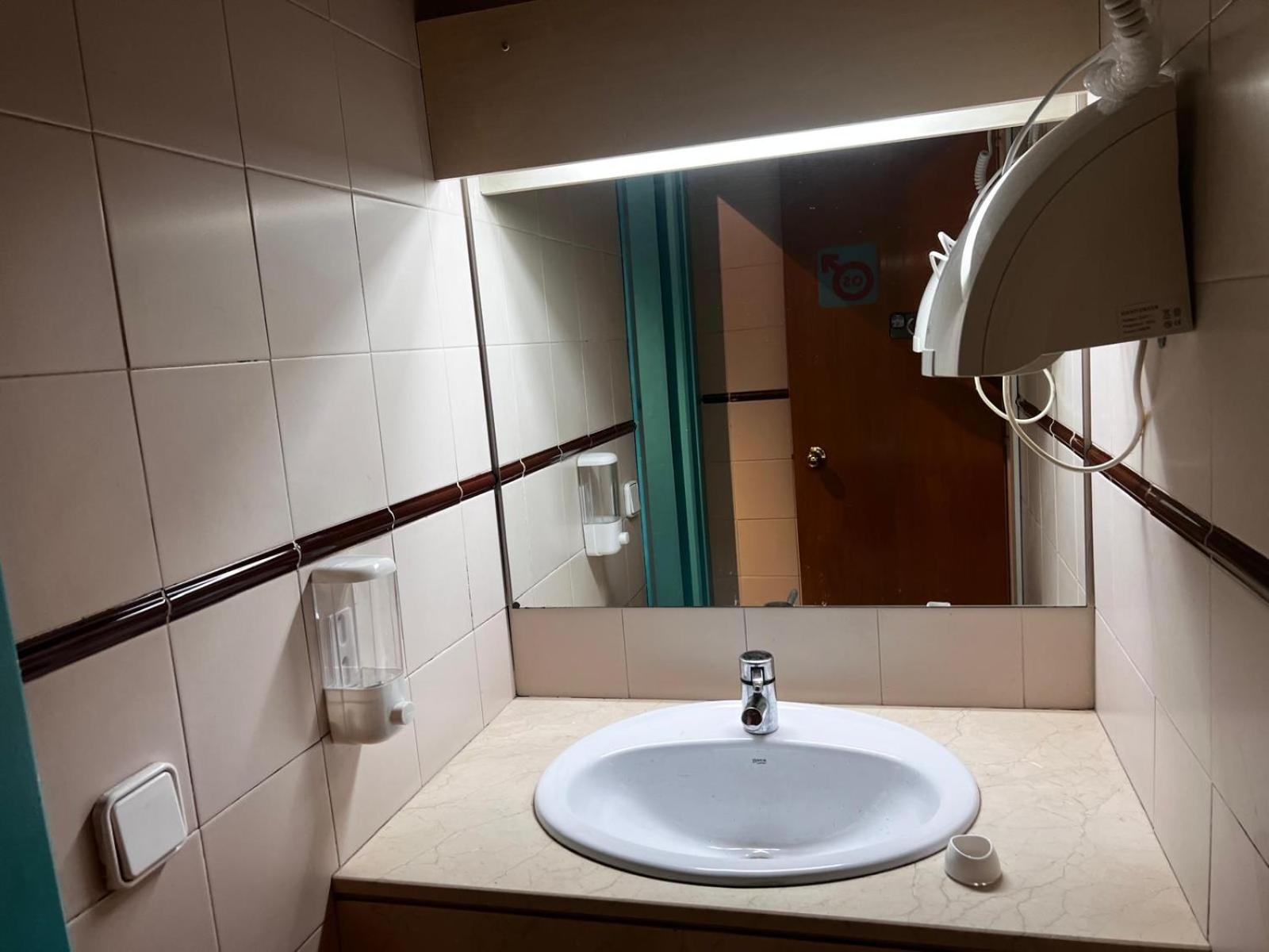 Hostel Estrella 20 Madrid Eksteriør billede